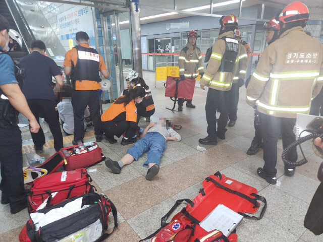 수내역 에스컬레이터 역주행 사고로 14명 부상. 연합뉴스